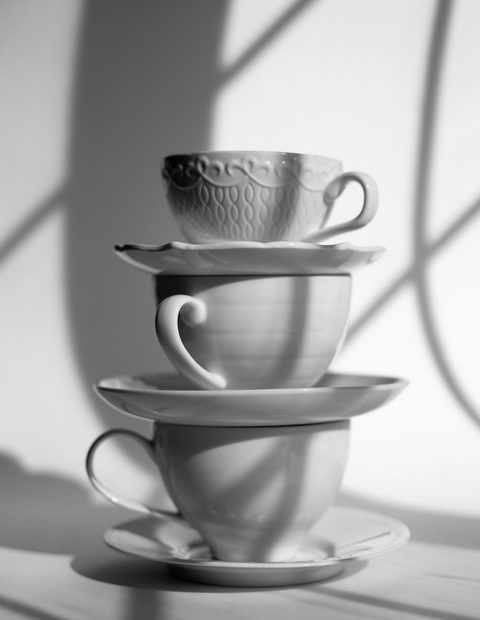 Tazas de porcelana apiladas, en blanco y negro