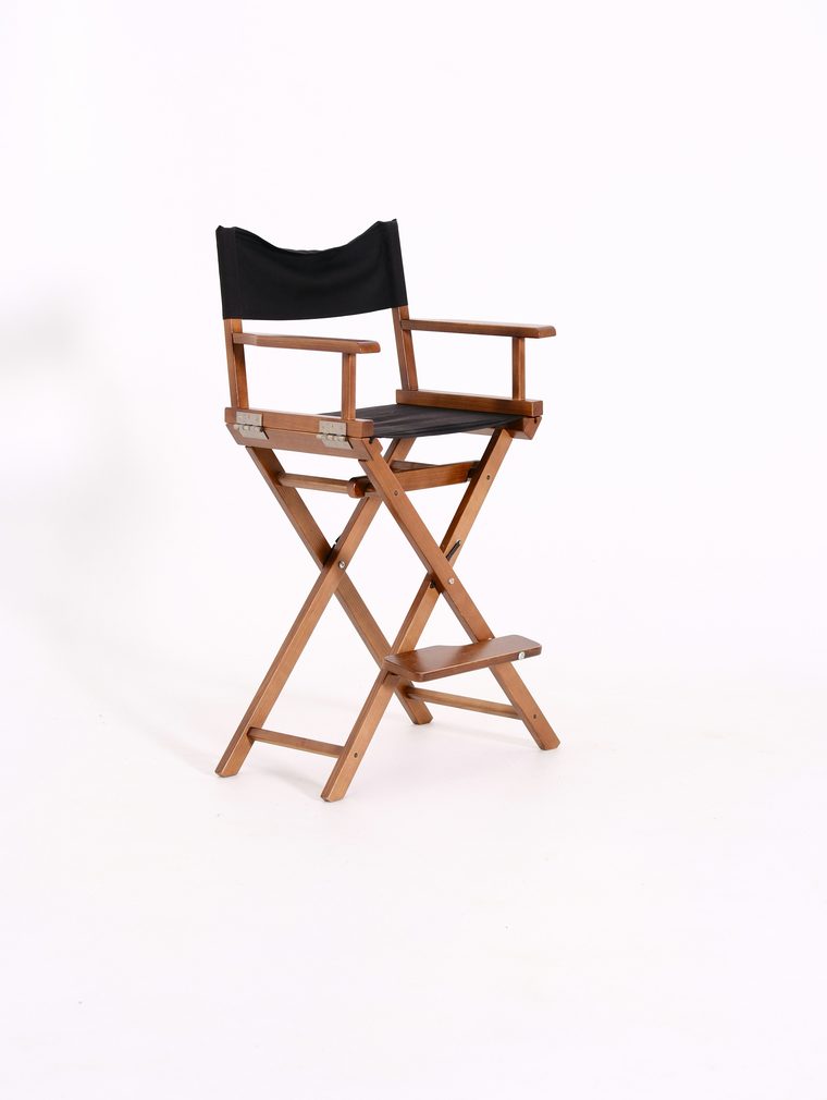 Sillón de director alto, de madera y lona negra, sobre fondo blanco