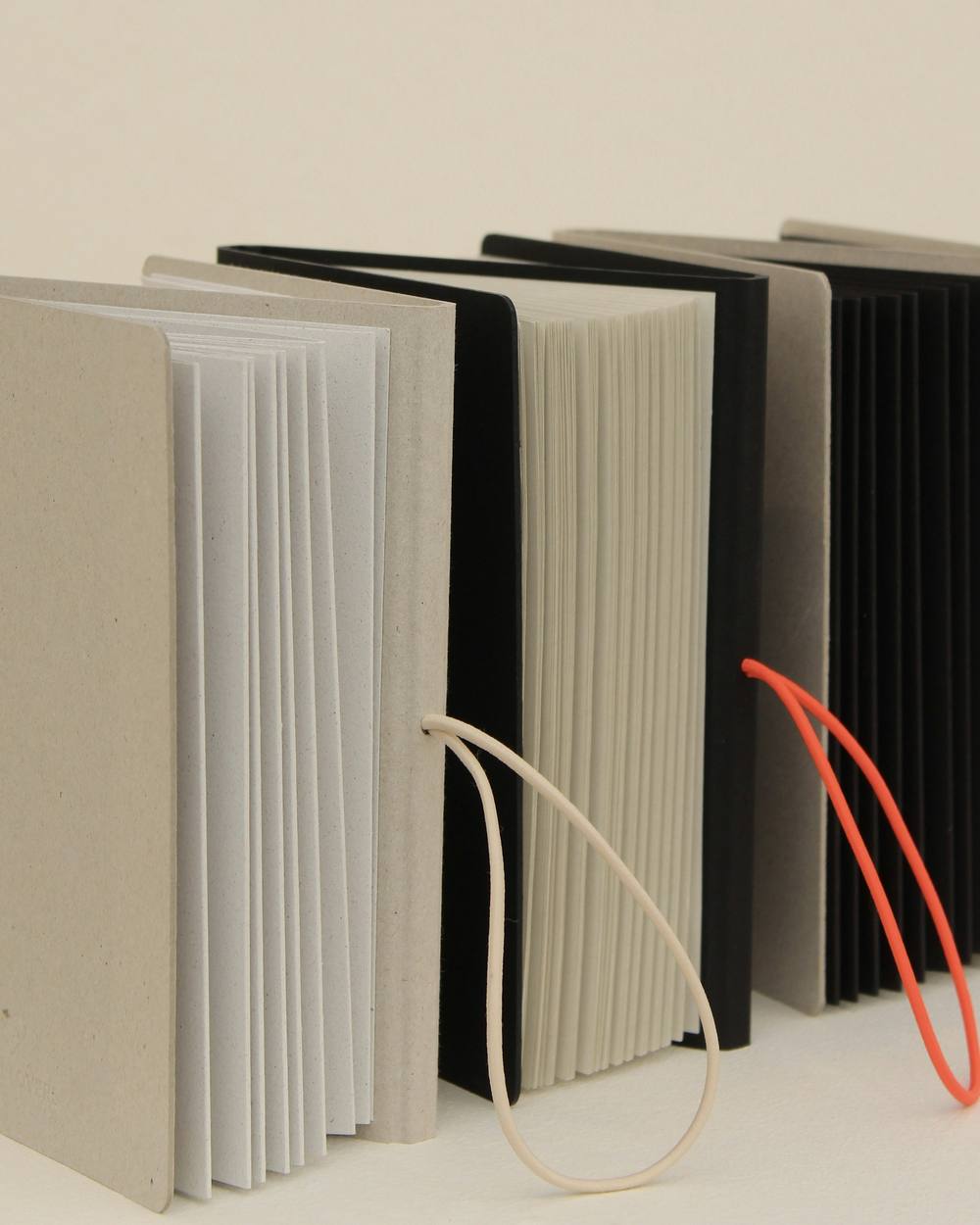 Cuadernos de tapa de cartón gris y negro con elásticos