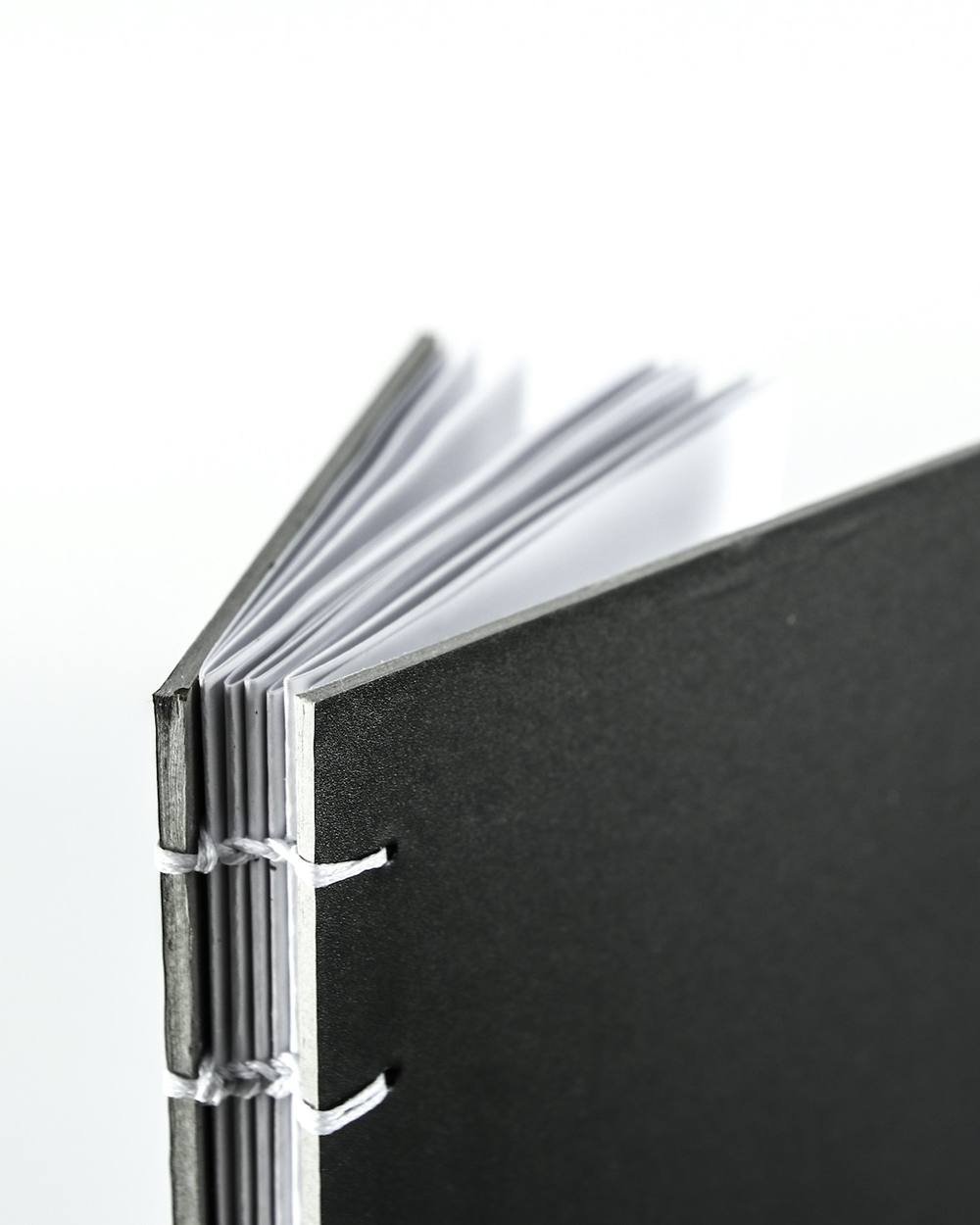 Cuaderno cosido a la vista con tapa negra