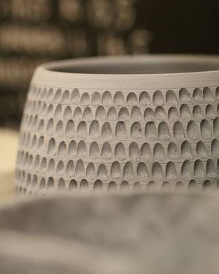 Vasija de gres claro con relieve de escamas