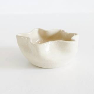 Cuenco blanco de borde ondulado, modelado a mano