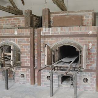 Dos hornos de ladrillo del taller