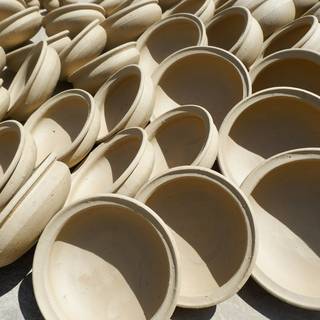 Filas de cuencos en bizcocho, listos para el esmalte