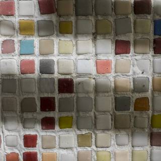 Muestras de esmalte en azulejos de colores