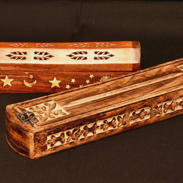 Dos cajas de madera tallada para varillas de incienso