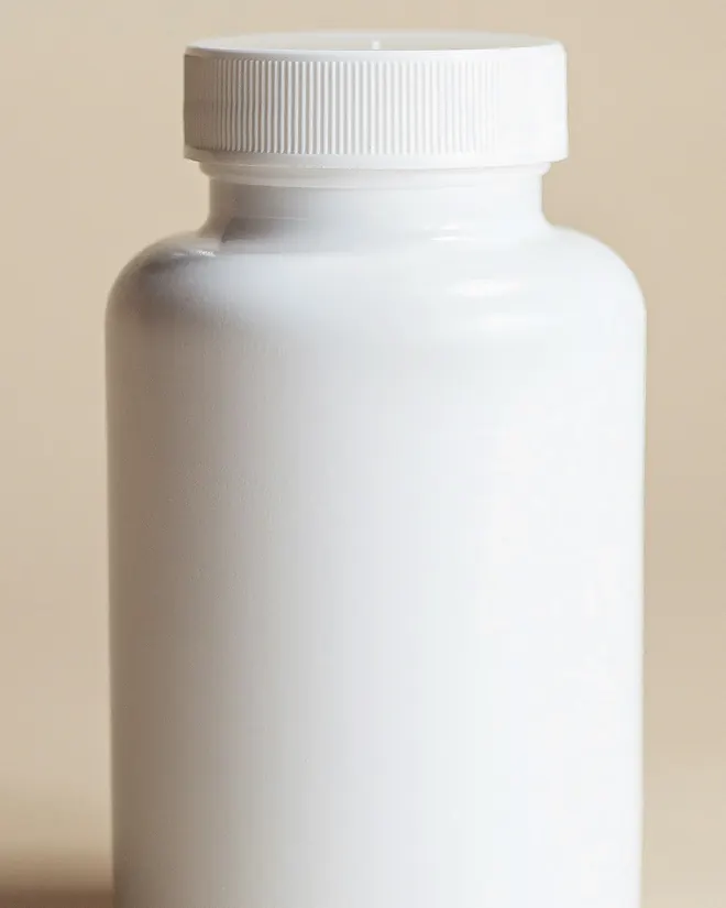 Detalle del frasco blanco y su tapa