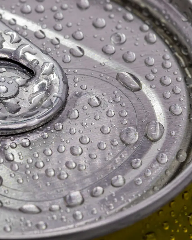 Detalle de la anilla de la lata con gotas de agua