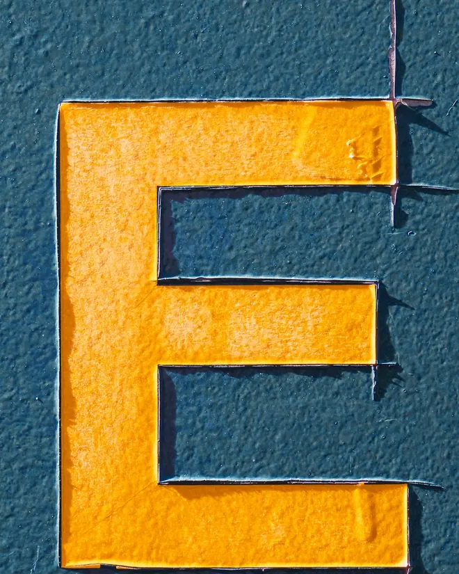 Detalle de la letra E de fieltro y su borde cosido