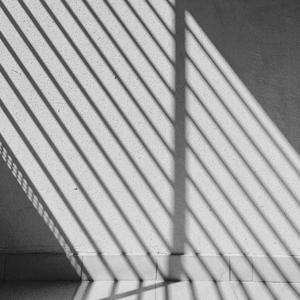 Franjas de sombra sobre un muro