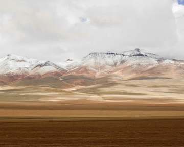 Cordón de montañas con cumbres nevadas