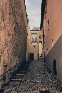 Callejón de piedra con un pasaje al fondo