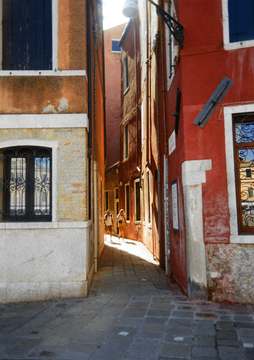 Casas rojizas y una ventana de vitral