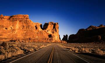 Carretera entre mesetas de roca anaranjada