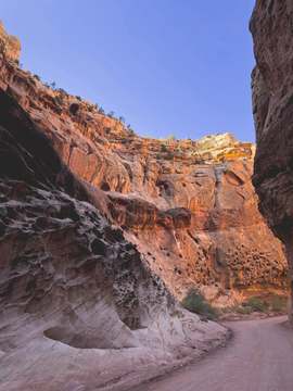Cañón de paredes rojizas y cielo azul