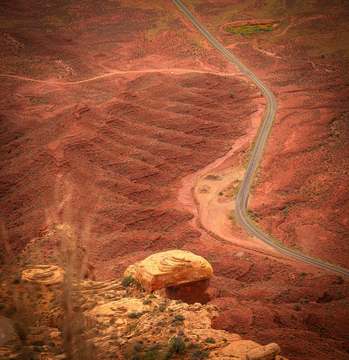 Camino rojo que serpentea entre rocas