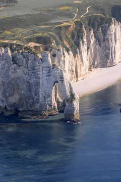 Arco de roca blanca visto desde el mar