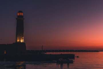 Faro oscuro contra un cielo violeta