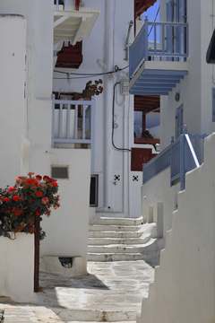 Escalera blanca con macetas rojas