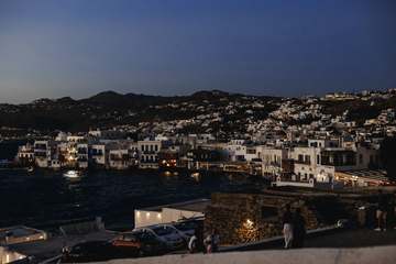 Bahía con casas iluminadas al anochecer