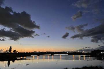 Puente bajo nubes oscuras al anochecer