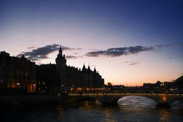 Edificio antiguo y puente al crepúsculo