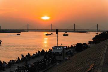Puente atirantado con el sol sobre el río