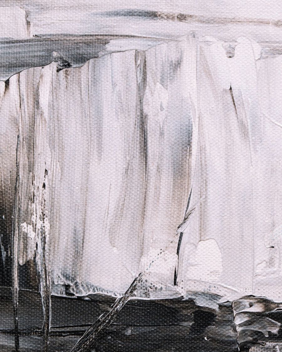 Detalle de las pinceladas blancas y negras de la obra