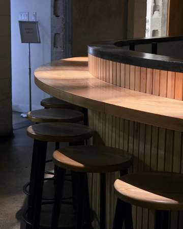 Barra curva de madera en un café