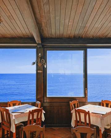 Comedor de madera frente al mar
