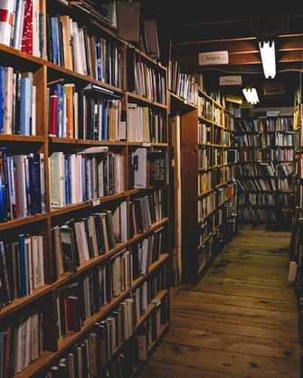 Pasillo de una librería con estantes de madera