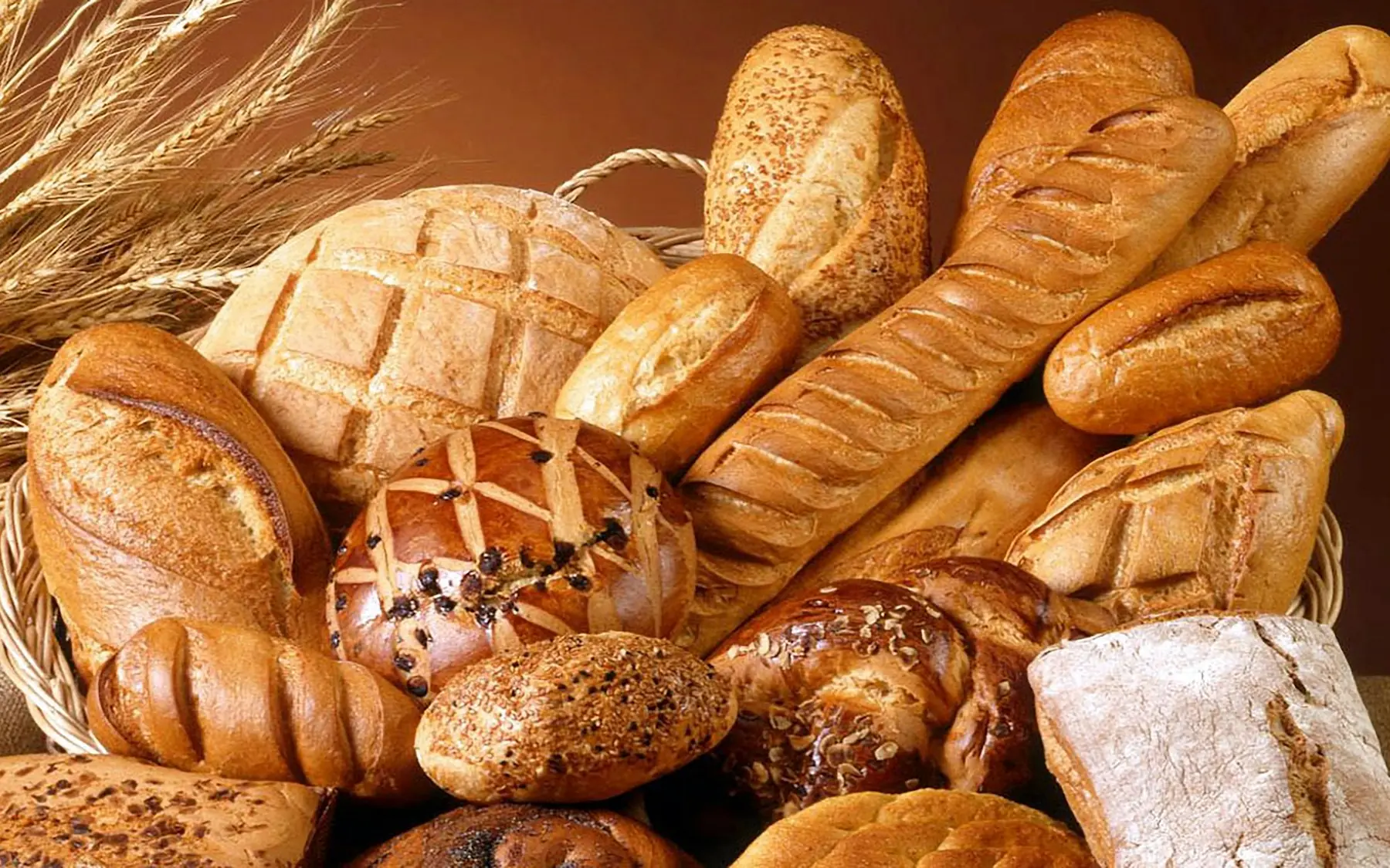 Canasta con panes y baguettes recién horneados