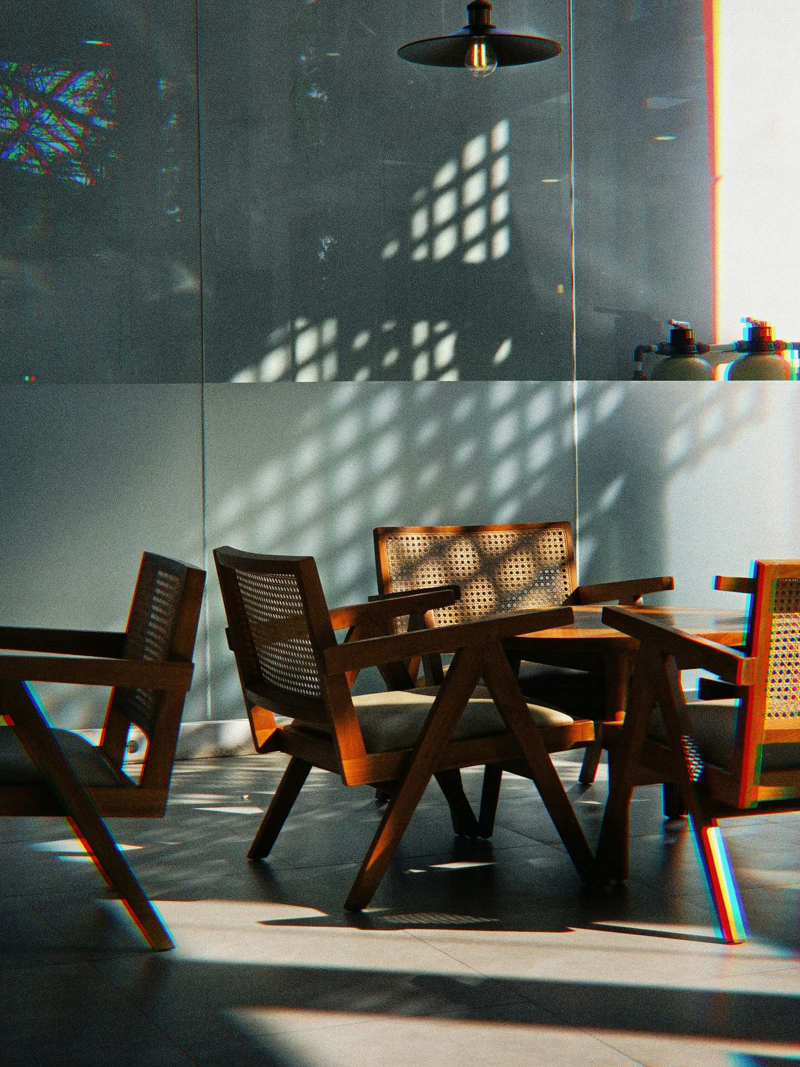 Luz de tarde dibujando sombras sobre las sillas del patio