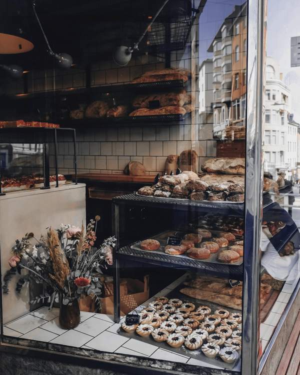 Vitrina de una panadería con panes y una pastelería a la vista