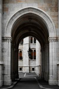 Pasaje con arco de piedra que enmarca una calle