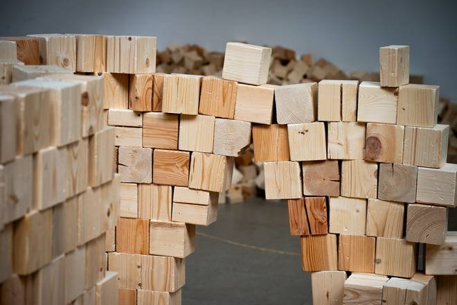 Muro de bloques de madera apilados