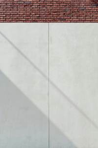 Muro blanco cruzado por una diagonal de sombra