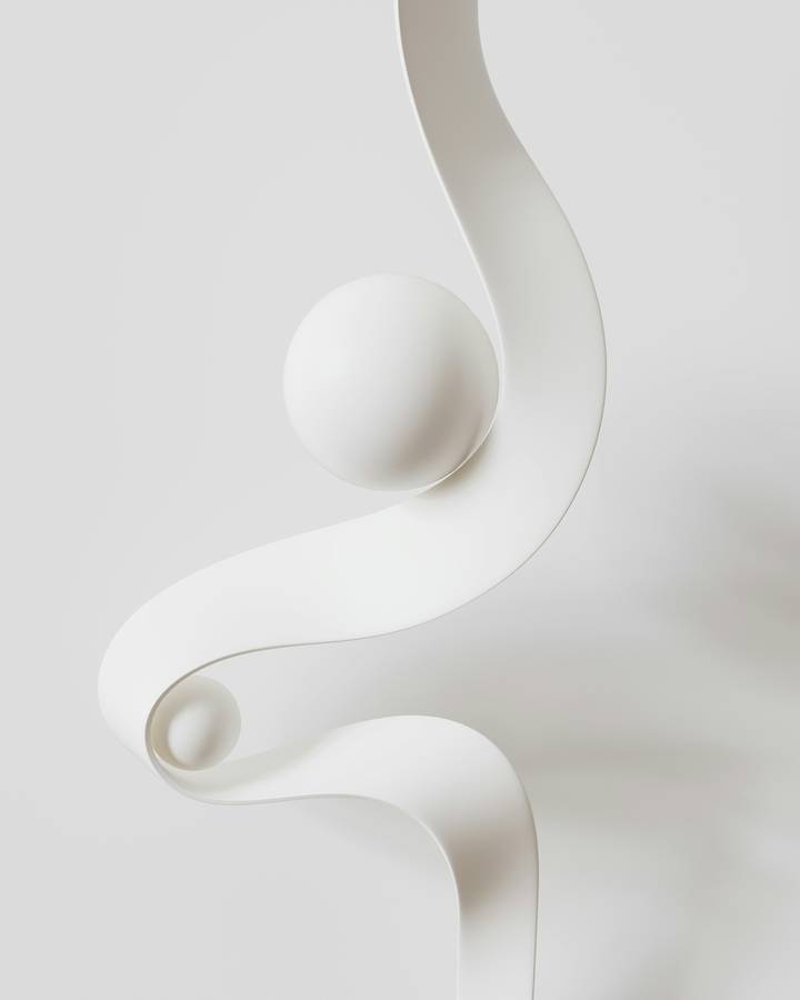 Escultura blanca con una esfera y un pliegue ondulado