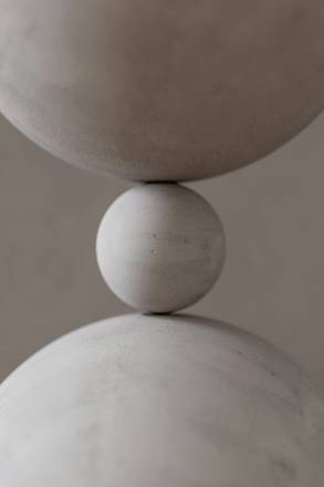 Dos esferas de piedra en equilibrio