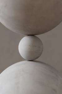 Dos esferas de piedra en equilibrio