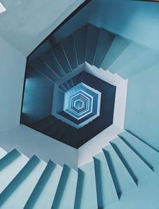 Escalera hexagonal azul vista desde arriba