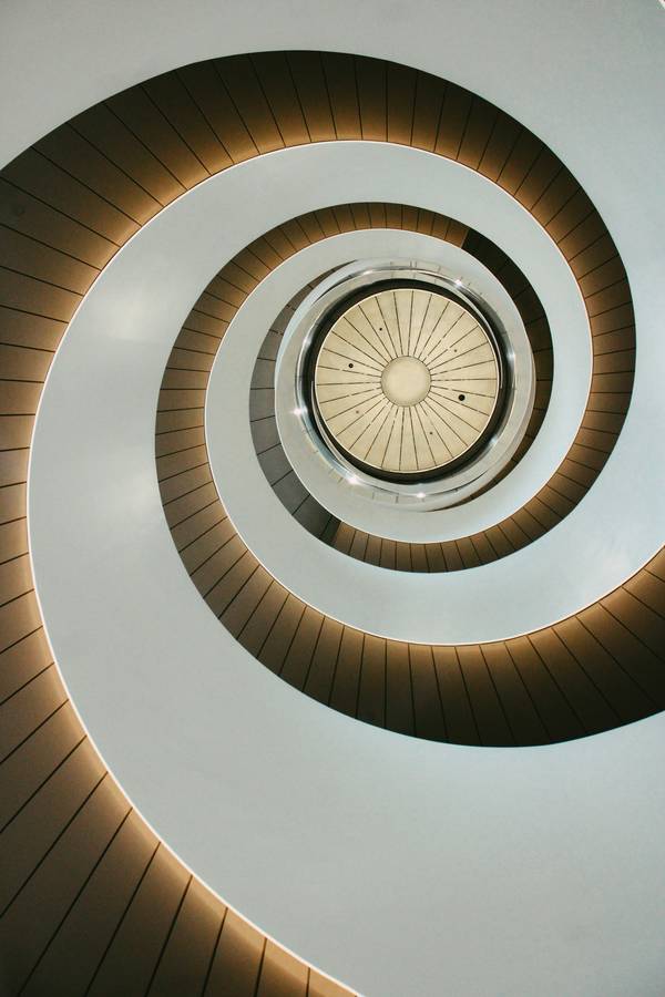 Espiral de escalera con luz cálida en el borde