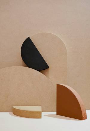 Formas geométricas en beige, negro y terracota