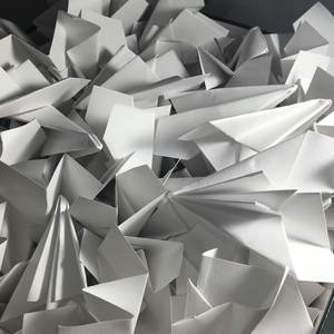 Pliegues de papel blanco apilados