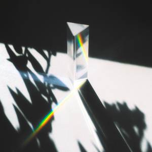 Prisma de vidrio que descompone la luz entre sombras
