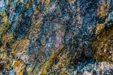 Roca con vetas azules y ocres