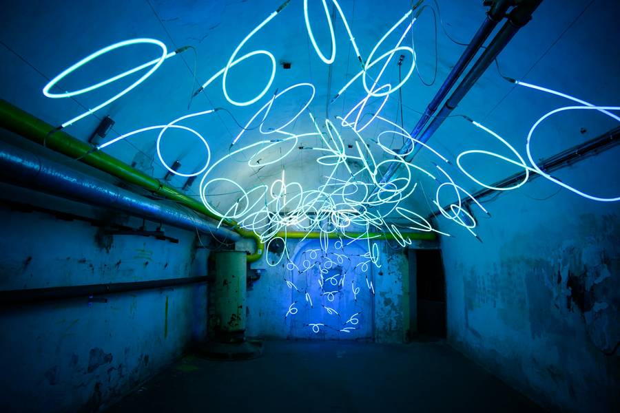 Túnel con neón azul en el techo