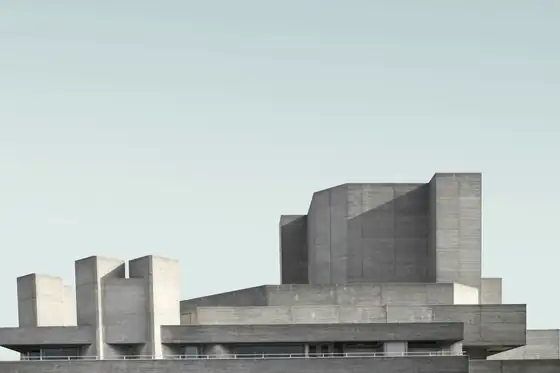 Edificio de hormigón gris con grandes volúmenes
