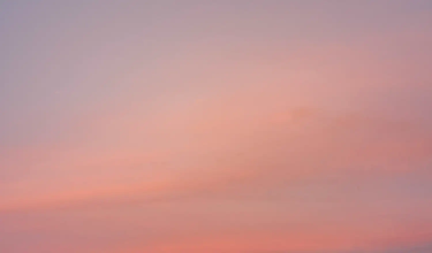Degradado de cielo desde el violeta hasta el naranja sobre el mar