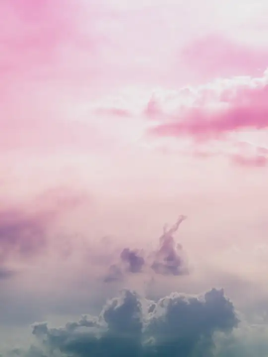 Cielo rosa y lila con nubes oscuras abajo